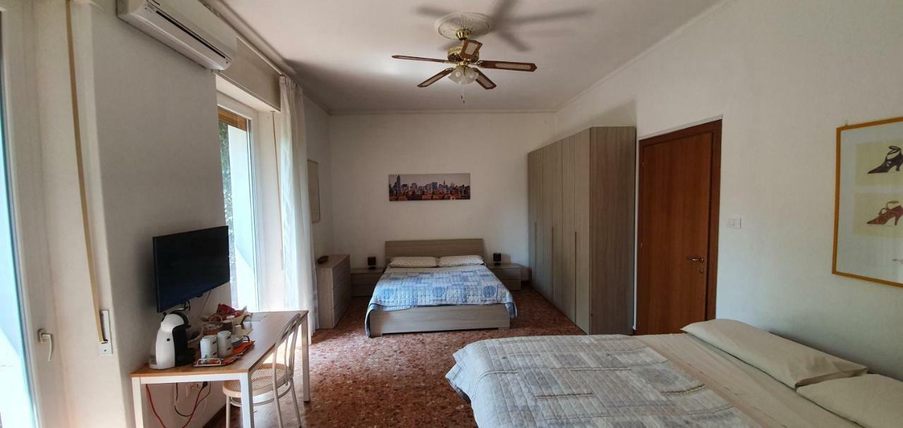 Lo Scoiattolo Bed & Breakfast เวโรนา ภายนอก รูปภาพ
